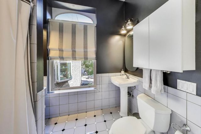 541 W Belmont Avenue, Chicago, IL 60657