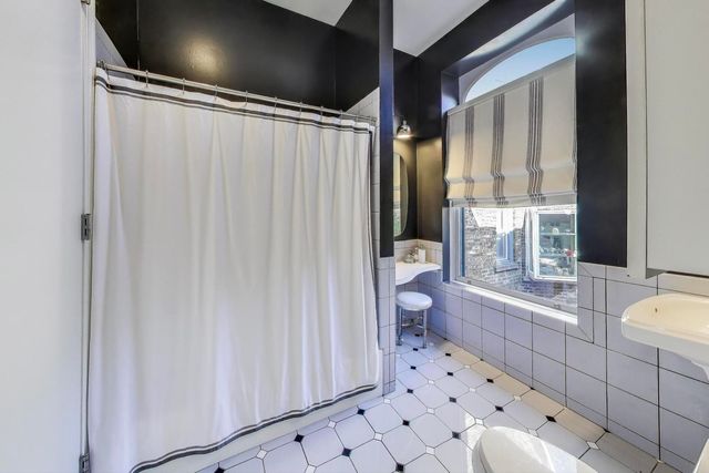 541 W Belmont Avenue, Chicago, IL 60657