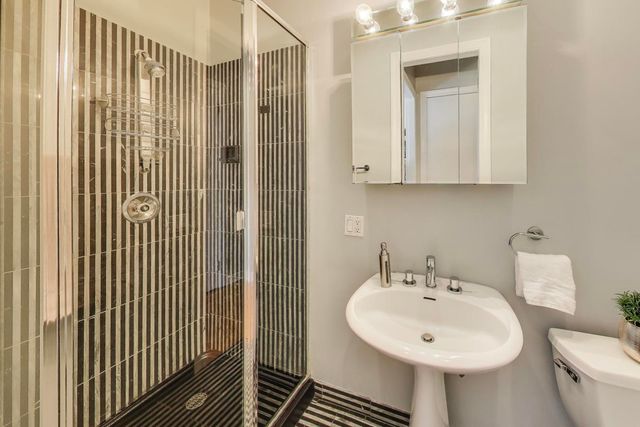 541 W Belmont Avenue, Chicago, IL 60657