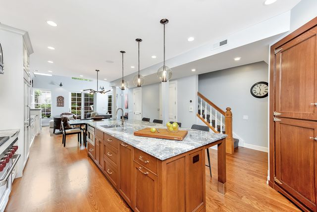 541 W Belmont Avenue, Chicago, IL 60657