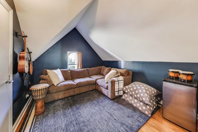 541 W Belmont Avenue, Chicago, IL 60657