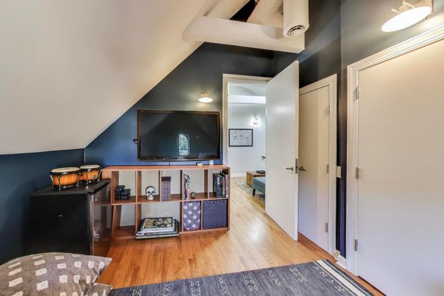 541 W Belmont Avenue, Chicago, IL 60657