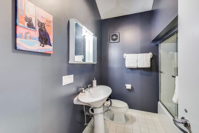 541 W Belmont Avenue, Chicago, IL 60657