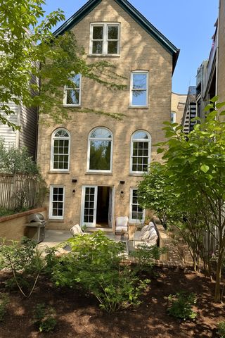 541 W Belmont Avenue, Chicago, IL 60657