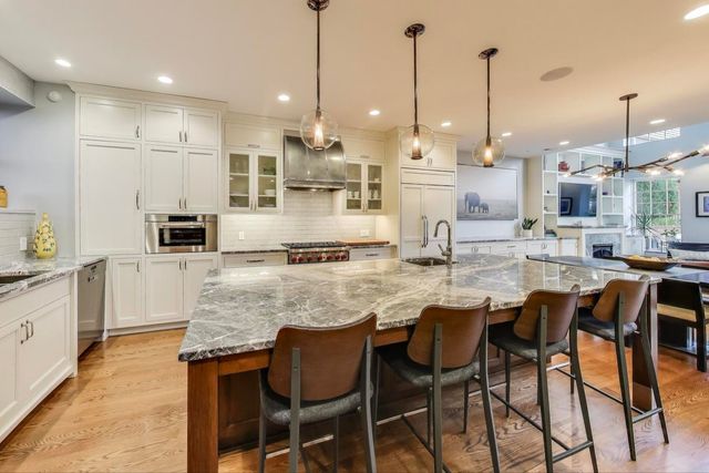 541 W Belmont Avenue, Chicago, IL 60657