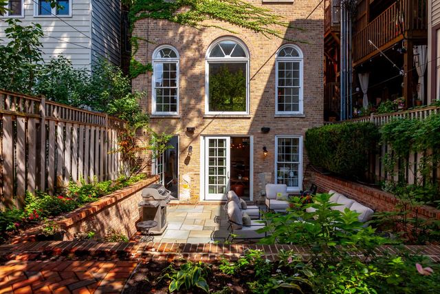 541 W Belmont Avenue, Chicago, IL 60657