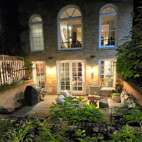 541 W Belmont Avenue, Chicago, IL 60657