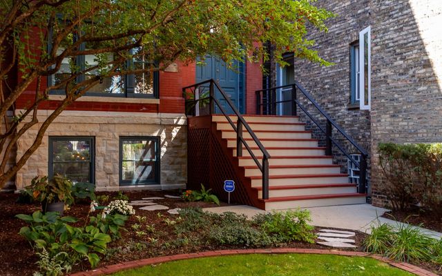 541 W Belmont Avenue, Chicago, IL 60657