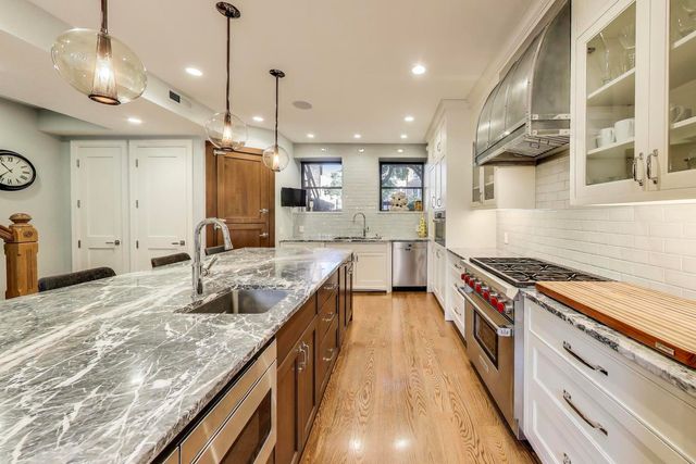 541 W Belmont Avenue, Chicago, IL 60657