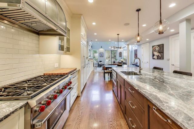 541 W Belmont Avenue, Chicago, IL 60657