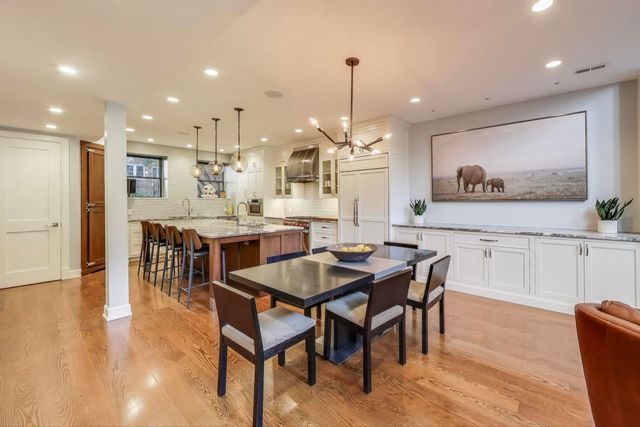 541 W Belmont Avenue, Chicago, IL 60657