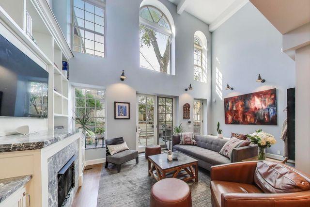 541 W Belmont Avenue, Chicago, IL 60657