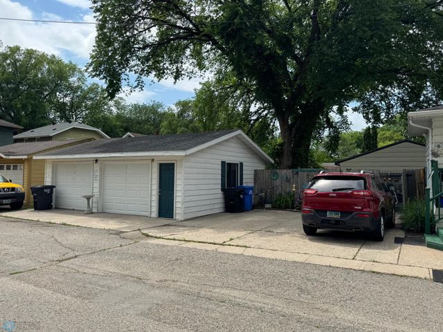 1414-1416 S 6th Avenue S, Fargo, ND 58103