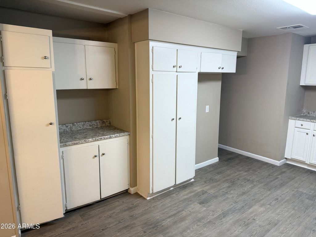 Image 11 of property listing at 5929 W MULBERRY Drive, Phoenix, AZ 85033