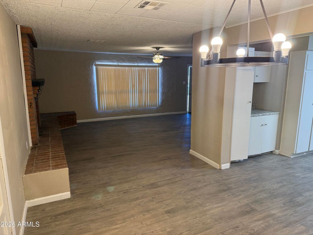 Image 9 of property listing at 5929 W MULBERRY Drive, Phoenix, AZ 85033