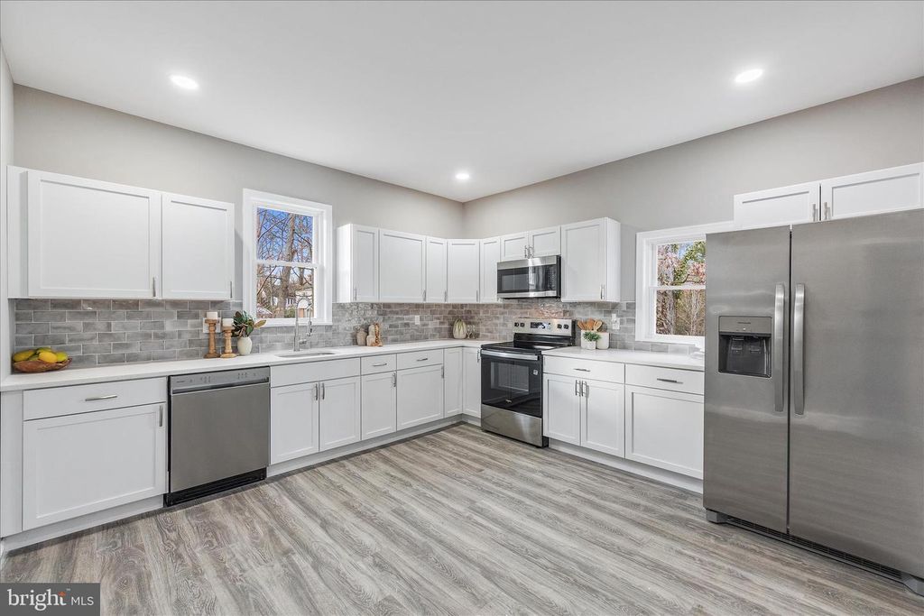 806 FOREST RD, Baltimore, MD 21239