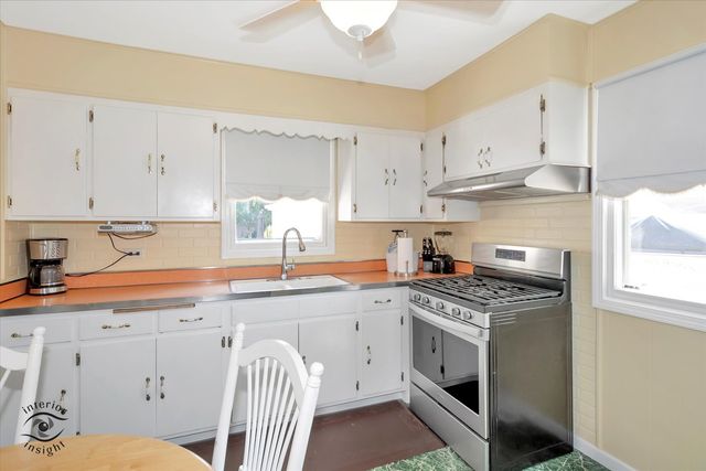 7117 W 82nd Place, Burbank, IL 60459