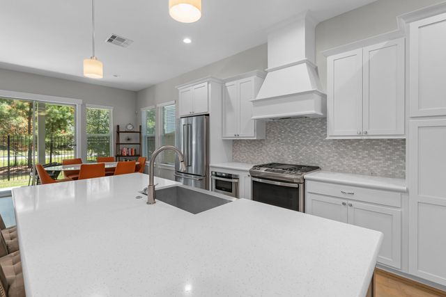 11 Thorpe Lane, Spring, TX 77389