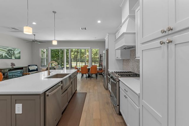 11 Thorpe Lane, Spring, TX 77389