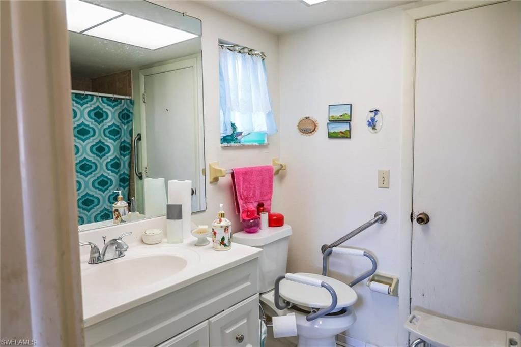 Image 11 of property listing at 1433 SE 14th TER, Cape Coral, FL 33990