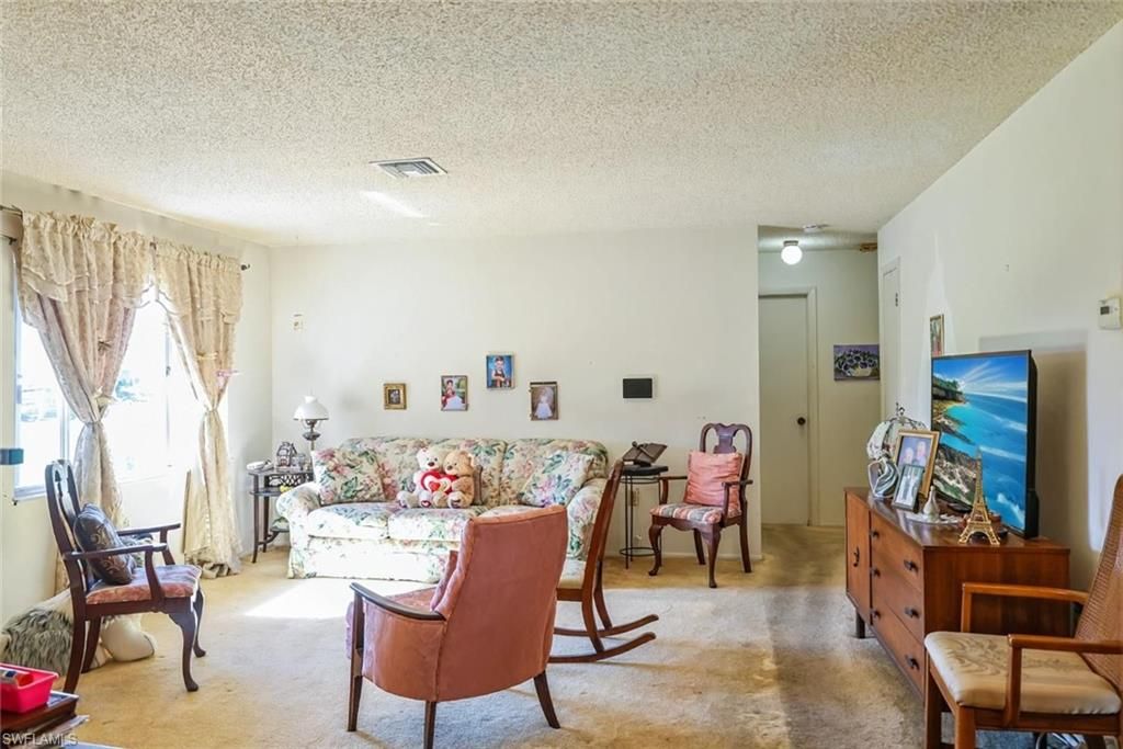Image 3 of property listing at 1433 SE 14th TER, Cape Coral, FL 33990