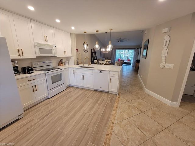 7761 Jewel LN 204, Naples, FL 34109