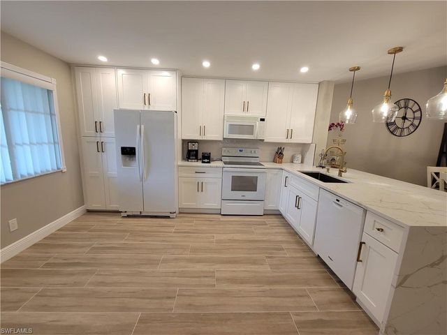 7761 Jewel LN 204, Naples, FL 34109