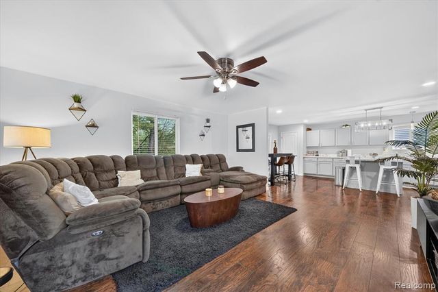 5382 Rural Terrace Court, Waterford, MI 48329