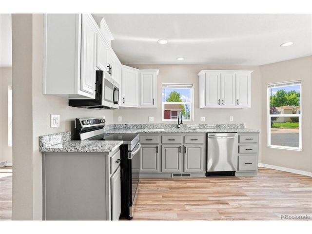 302 Apache Pl, Lochbuie, CO 80603
