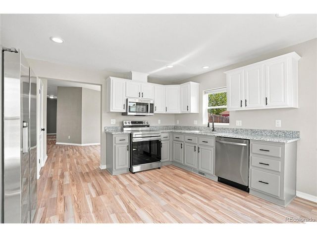 302 Apache Pl, Lochbuie, CO 80603