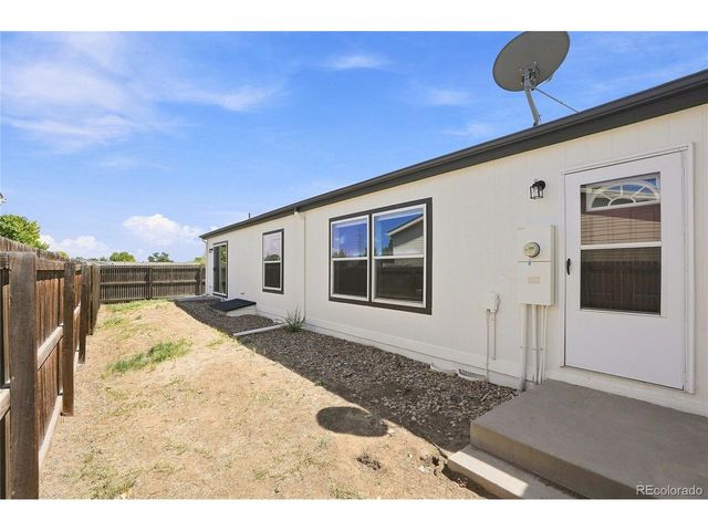 302 Apache Pl, Lochbuie, CO 80603