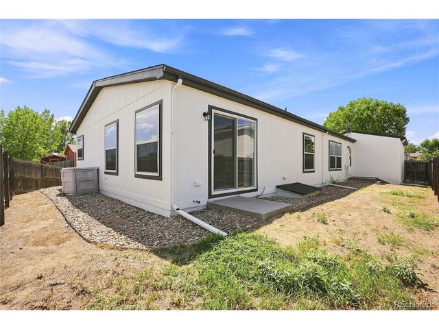 302 Apache Pl, Lochbuie, CO 80603