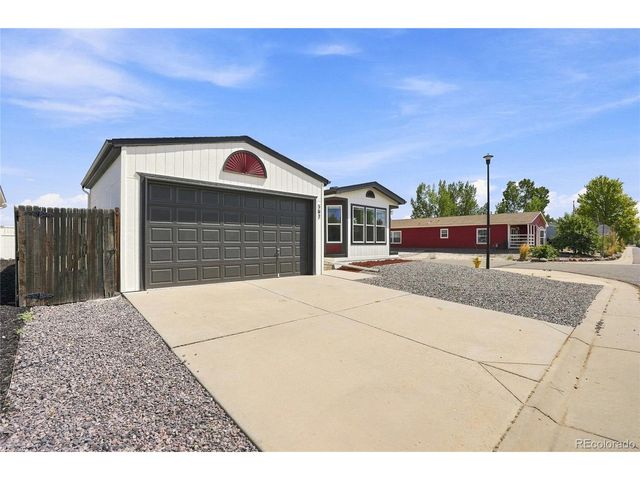 302 Apache Pl, Lochbuie, CO 80603