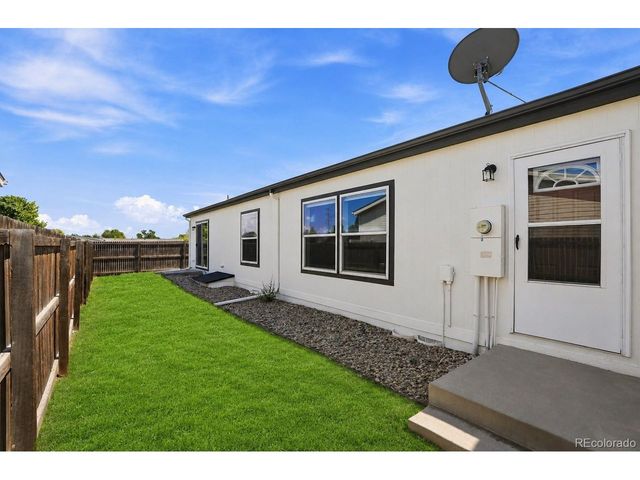 302 Apache Pl, Lochbuie, CO 80603