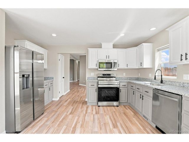 302 Apache Pl, Lochbuie, CO 80603