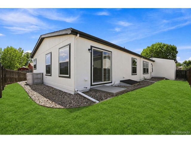 302 Apache Pl, Lochbuie, CO 80603