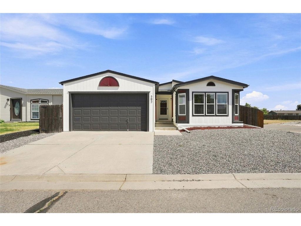 302 Apache Pl, Lochbuie, CO 80603