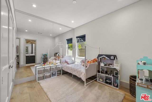 13431 Weddington Street, Sherman Oaks, CA 91401