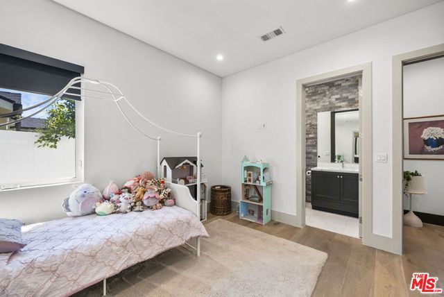 13431 Weddington Street, Sherman Oaks, CA 91401