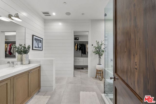 13431 Weddington Street, Sherman Oaks, CA 91401