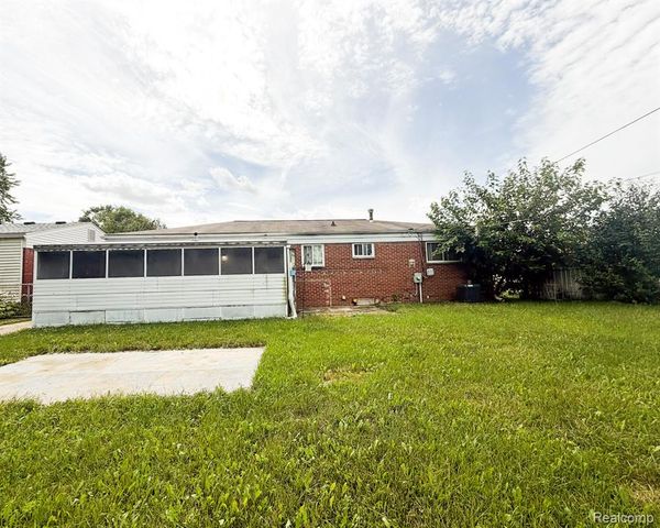 8439 Plumbrook Road, Sterling Heights, MI 48313