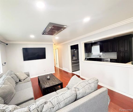 8439 Plumbrook Road, Sterling Heights, MI 48313