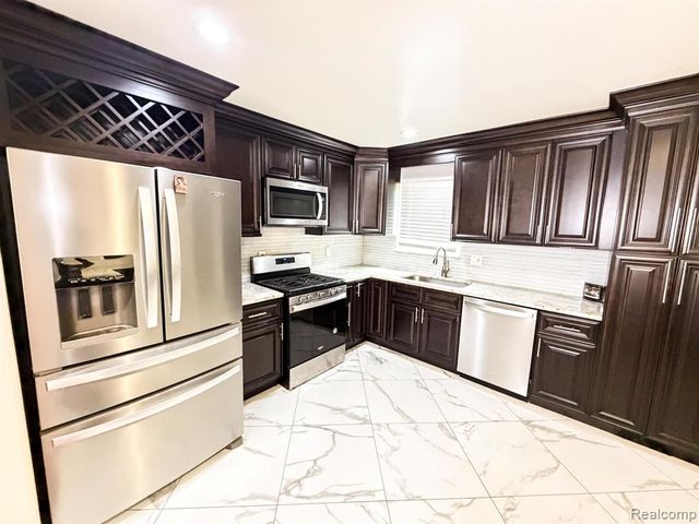 8439 Plumbrook Road, Sterling Heights, MI 48313