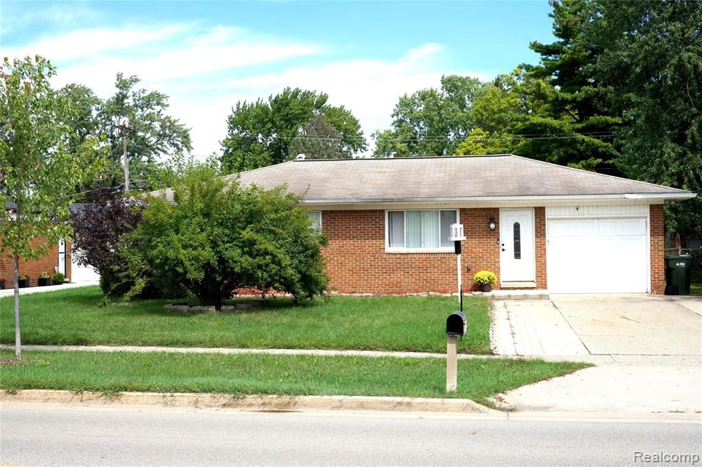8439 Plumbrook Road, Sterling Heights, MI 48313