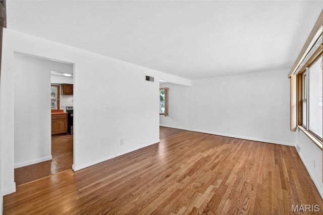 8735 Glenwood Drive, St Louis, MO 63126