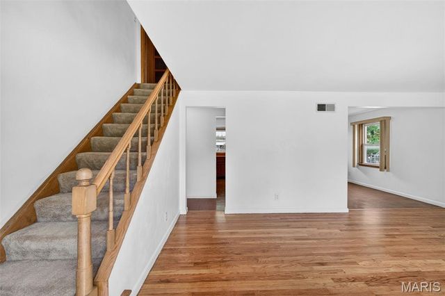 8735 Glenwood Drive, St Louis, MO 63126