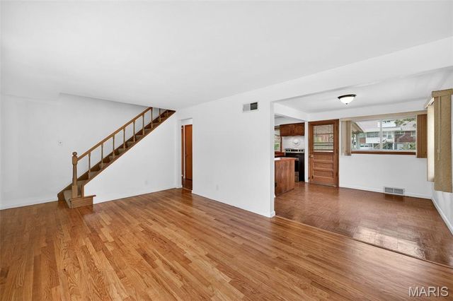 8735 Glenwood Drive, St Louis, MO 63126