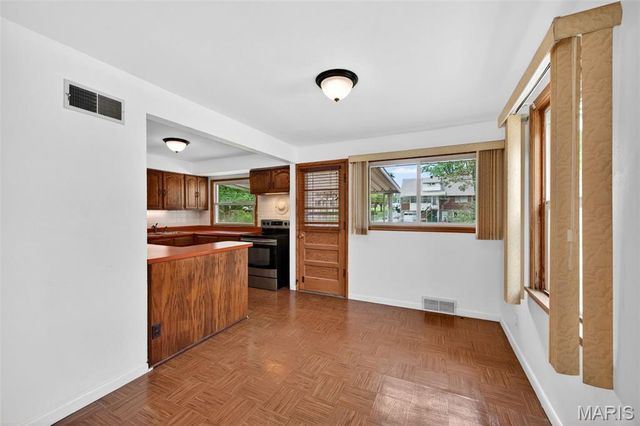 8735 Glenwood Drive, St Louis, MO 63126