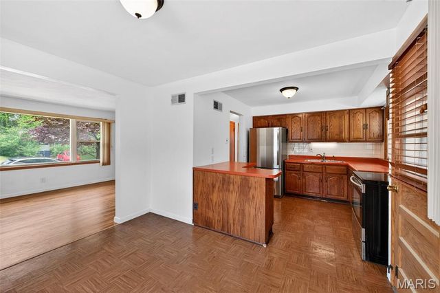 8735 Glenwood Drive, St Louis, MO 63126