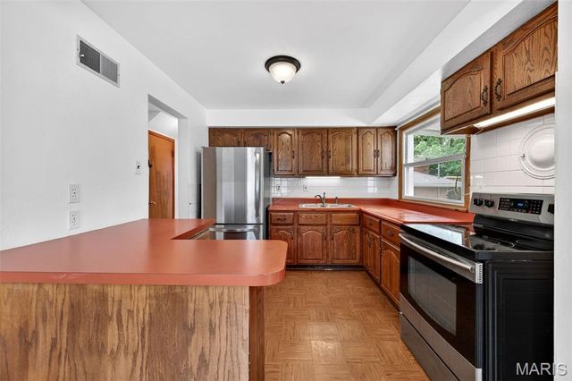 8735 Glenwood Drive, St Louis, MO 63126